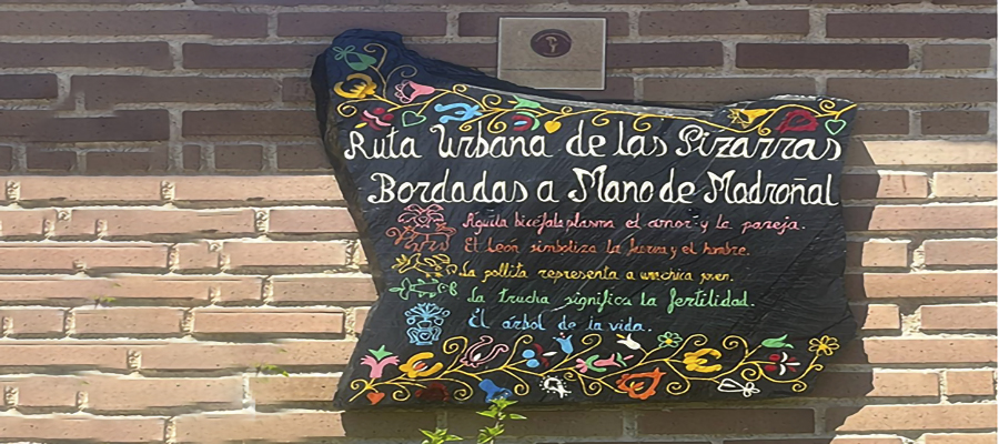 Viaje cultural a través de la Ruta de las Pizarras urbanas en Madroñal